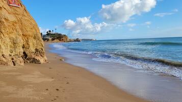 Ligstoelen aan het strand