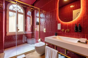 Habitación doble superior | Baño | Ducha, secador de pelo, toallas y champú