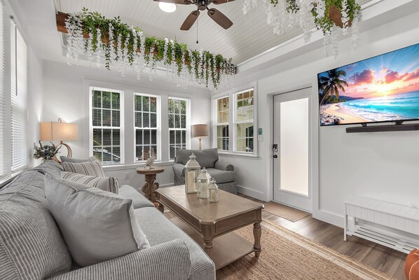 Smart TV - ☀ 350ft From Beach Access🌴Walk to Restaurants🐬La Barra #101🍹Private Patio (St. Pete Beach)