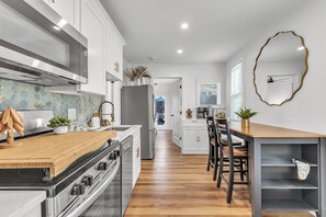 Fridge, microwave, oven, stovetop - ☀ 350ft From Beach Access🌴Walk to Restaurants🐬La Barra #101🍹Private Patio (St. Pete Beach)