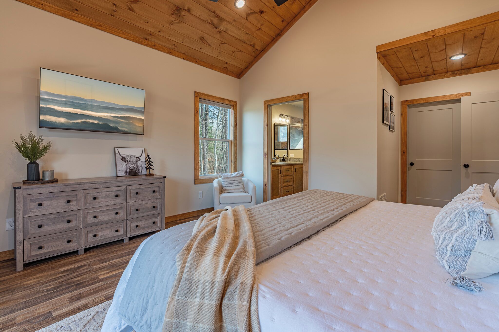 3 bedrooms, iron/ironing board, travel crib, free WiFi