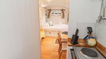 1 phòng ngủ, trang trí khác biệt