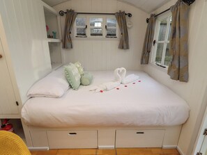 1 habitación, decoración personalizada y muebles diferentes 