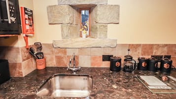 Dishwasher, cookware/dishes/utensils