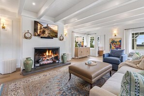 Smart TV, fireplace - 3994 Solbakken - Timeless Home, 4 Blocks to Beach (Carmel)