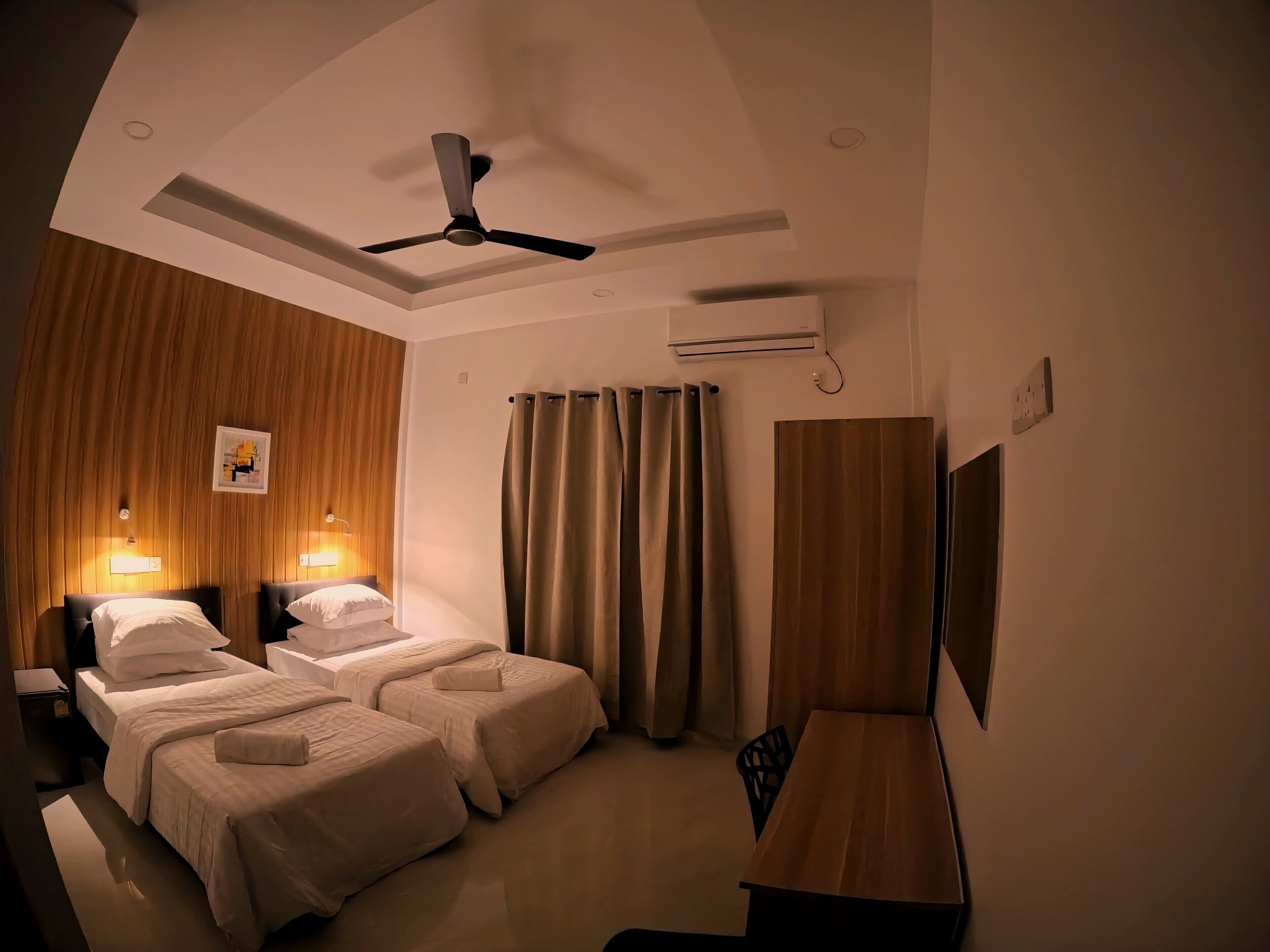 Zweibettzimmer | Laptopgeeigneter Arbeitsplatz, kostenloses WLAN