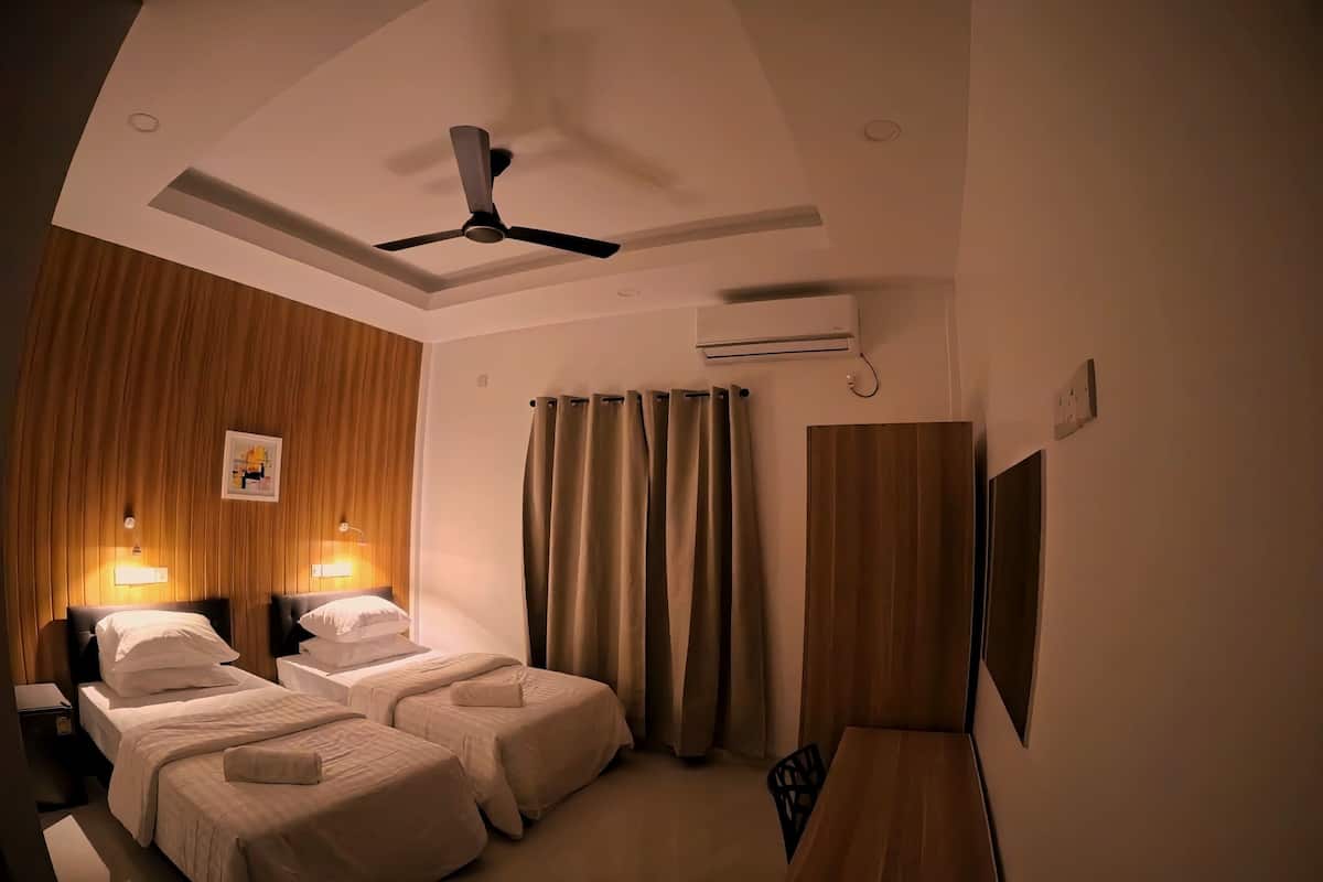 Zweibettzimmer | Laptopgeeigneter Arbeitsplatz, kostenloses WLAN