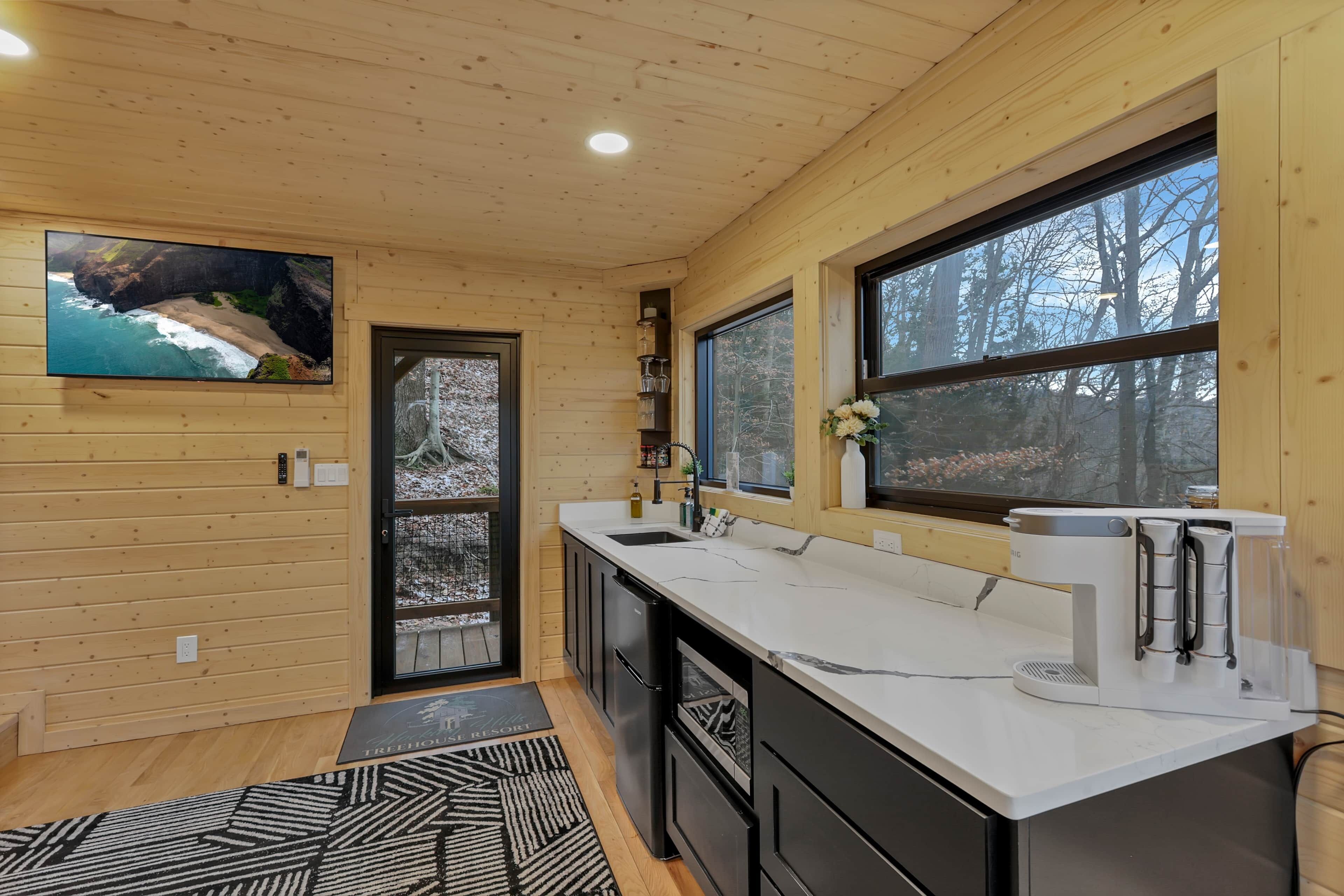 Kühlschrank, Mikrowelle, Toaster, Kochgeschirr/Geschirr/Besteck