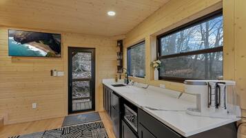 Kühlschrank, Mikrowelle, Toaster, Kochgeschirr/Geschirr/Besteck