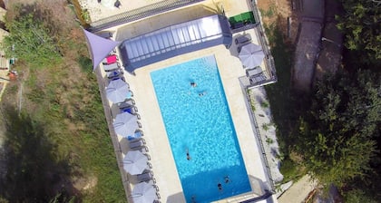 Glamping « Tente Safari » avec piscine partagée