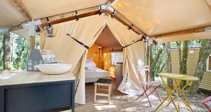 Glamping « Tente Safari » avec piscine partagée