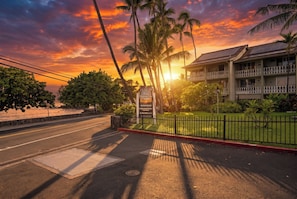 Property grounds - Kona Islander Inn#228: Downtown Kona, Walk to everything, Affordable Studio (KAILUA KONA)