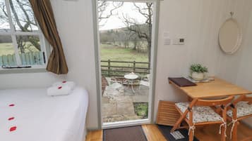 1 bedroom, individually decorated, individually furnished, free WiFi