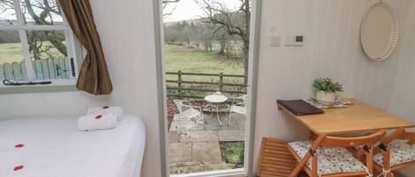 1 bedroom, individually decorated, individually furnished, free WiFi