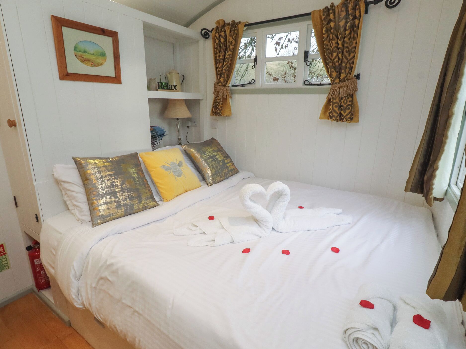 1 kamar tidur dan didekorasi berbeda-beda