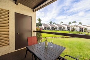Outdoor dining - Hale Kamaole 217 Beautiful, spacious one bedroom unit (Kihei)
