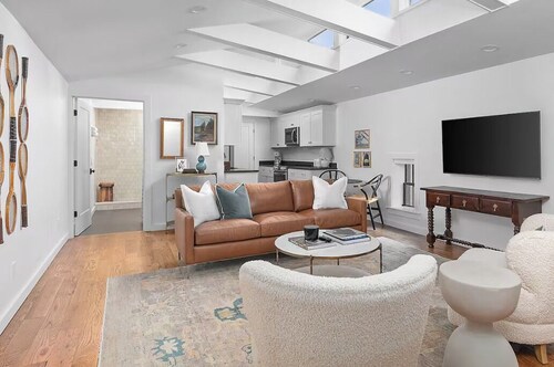 Modern Loft - Parking Included, Walk to Downtown