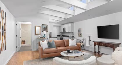 Modern Loft - Parking Included, Walk to Downtown