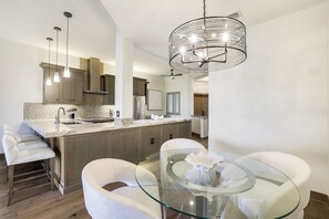 Dining - Pelican Bay Retreat | Seasonal Resort Living in Pebble Creek (Naples)