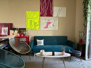 TV - Elegant artist's house in the heart of the historic center (Catania)
