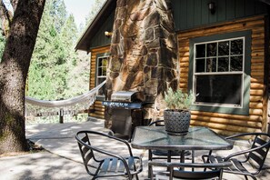 Outdoor dining - Ouzel Creekside Cabin - Yosemite Historic Luxury - Only 8 miles to Yosemite! (Oakhurst)