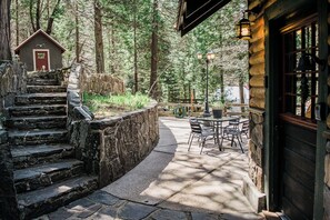 Outdoor dining - Ouzel Creekside Cabin - Yosemite Historic Luxury - Only 8 miles to Yosemite! (Oakhurst)