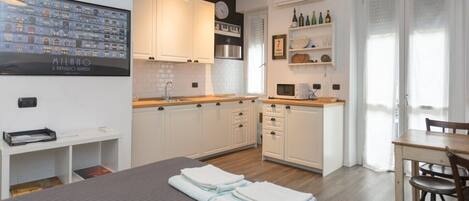 Een strijkplank/strijkijzer, wifi, beddengoed