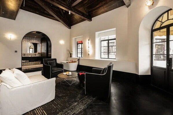 Phòng Suite Premier | Bộ đồ giường cao cấp, minibar, trang trí khác biệt 