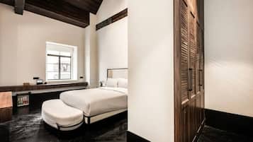 Premier Suite | Premium bedding, minibar, desk, laptop workspace