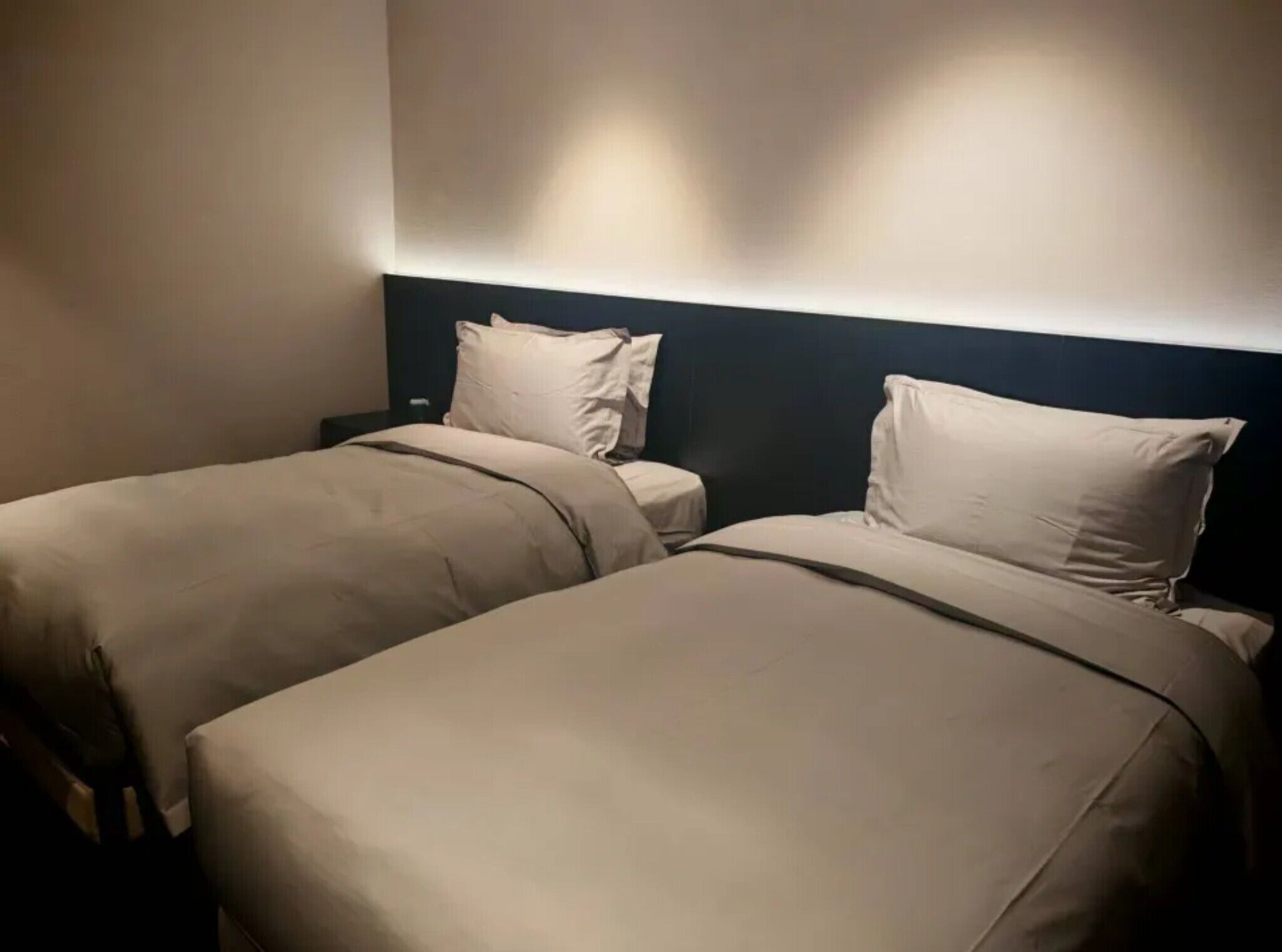 Quarto duplo básico | Roupas de cama premium, frigobar, individualmente decorados