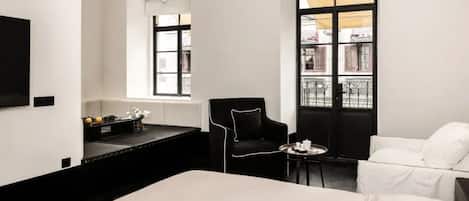 Elite suite | Luxe beddengoed, een minibar, individueel gedecoreerd