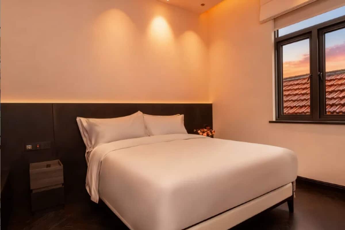 Quarto casal clássico | Roupas de cama premium, frigobar, individualmente decorados