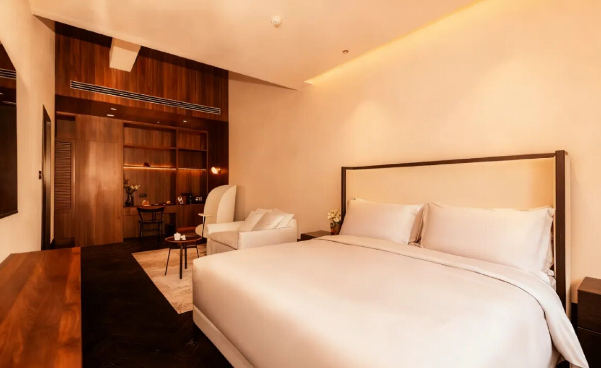 Quarto casal grand | Roupas de cama premium, frigobar, individualmente decorados