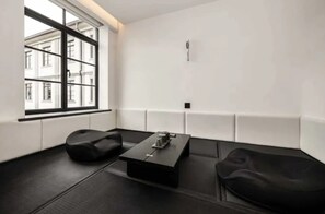 Ropa de cama de alta calidad, minibar y decoración personalizada 