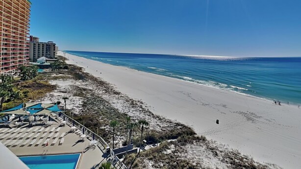 Ein Hotel direkt am Strand mit Pool, Zugang zum Strand und Blick auf den Ozean.
