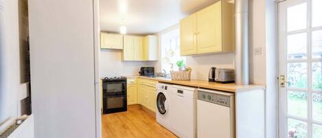 Frigorífico, microondas, horno y placa de cocina