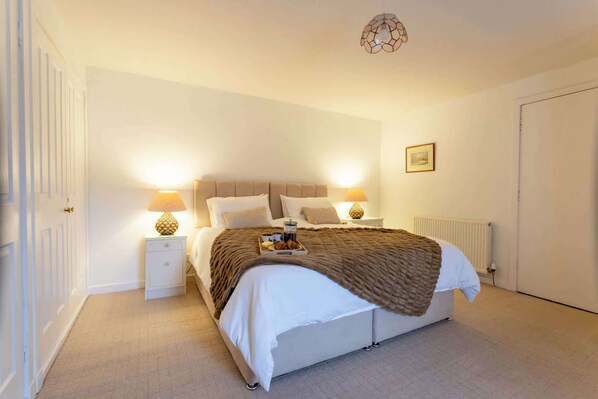 4 bedrooms, desk, iron/ironing board, WiFi