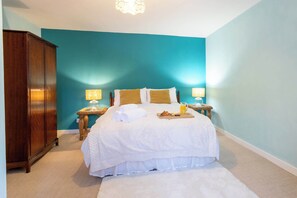 4 bedrooms, desk, iron/ironing board, WiFi