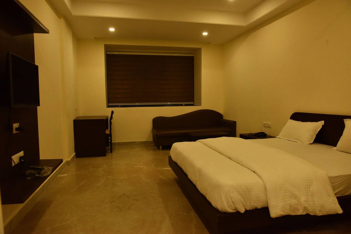 Chambre Simple Deluxe | Literie de qualité supérieure, ameublement personnalisé, bureau