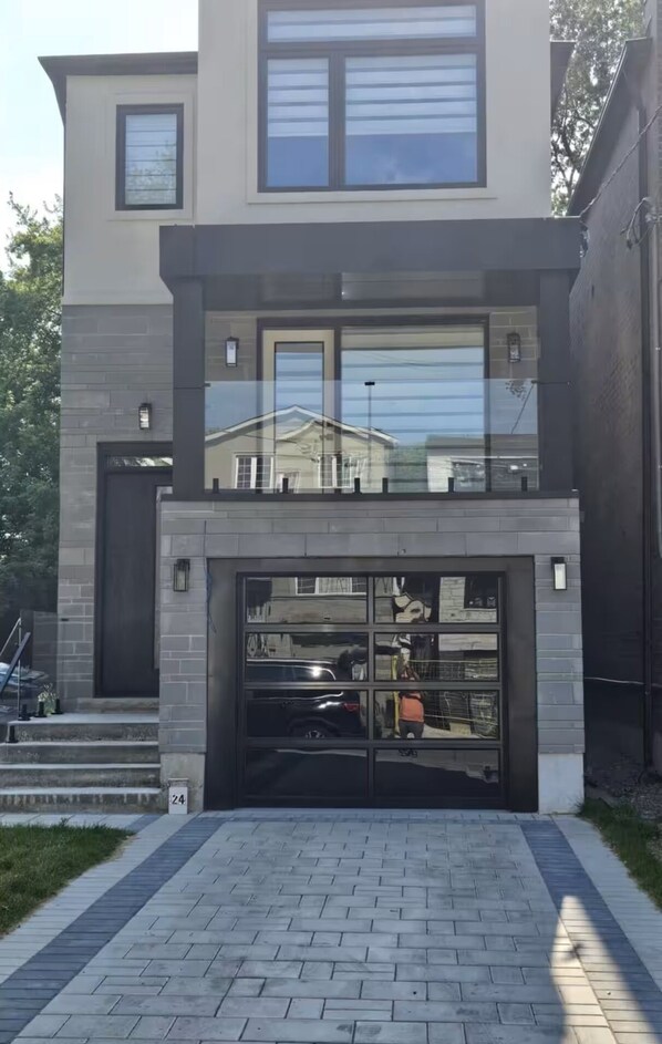 Exterior detail - Brand New Apt with Parking, Steps to TTC, 15 Mins to Downtown (Toronto)