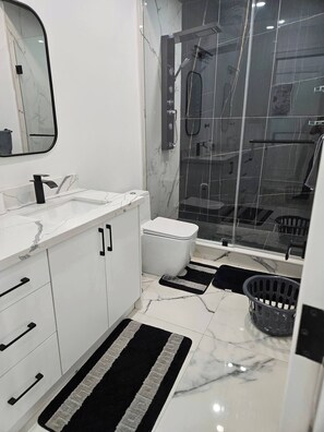 Hair dryer, bidet, towels, soap - Brand New Apt with Parking, Steps to TTC, 15 Mins to Downtown (Toronto)