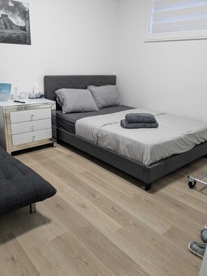 WiFi - Brand New Apt with Parking, Steps to TTC, 15 Mins to Downtown (Toronto)
