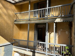 Exterior - A l'ombre de la Tour (Lourdes)