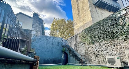 A l'ombre de la Tour