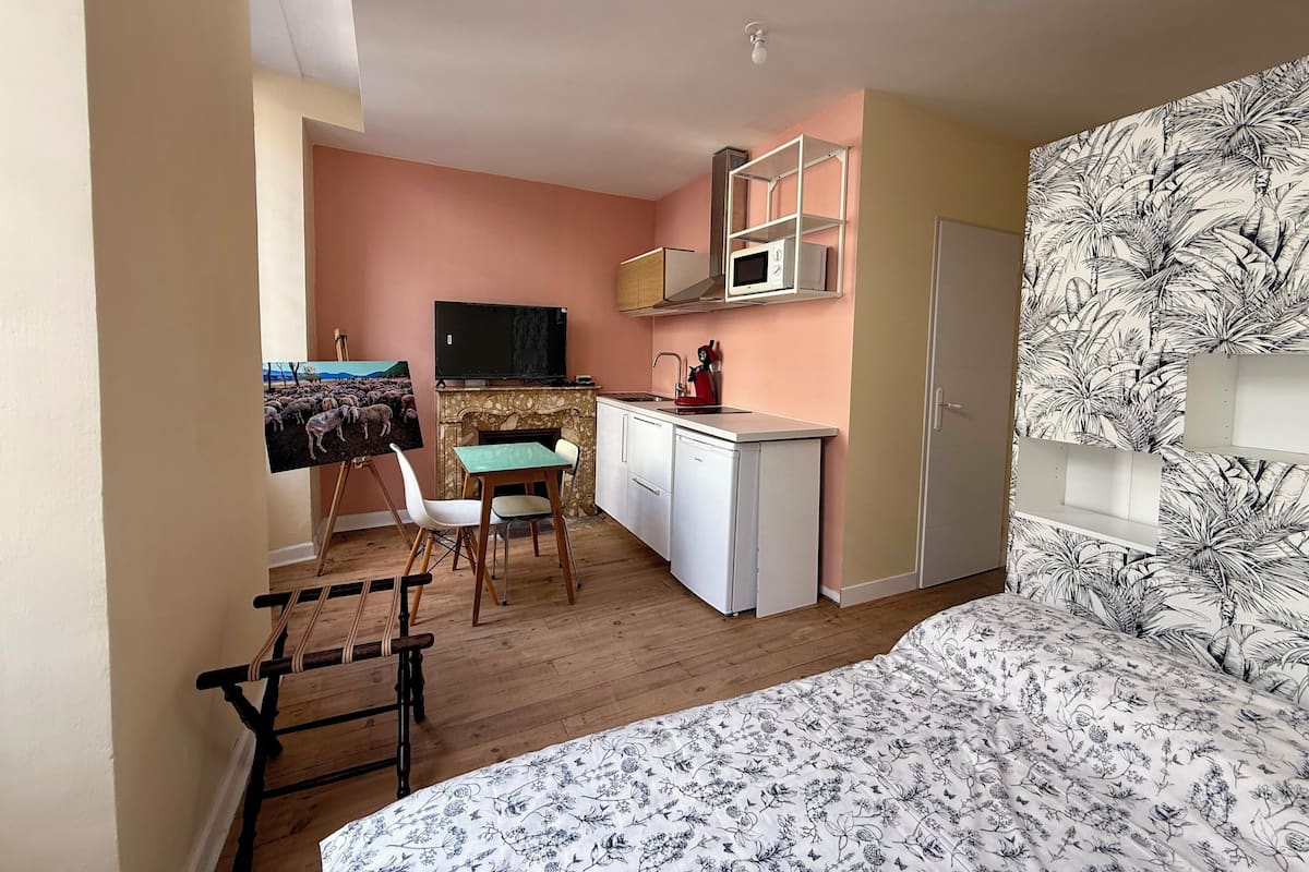 Blackout curtains, iron/ironing board, free WiFi