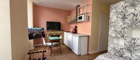 Verduisterende gordijnen, een strijkplank/strijkijzer, gratis wifi