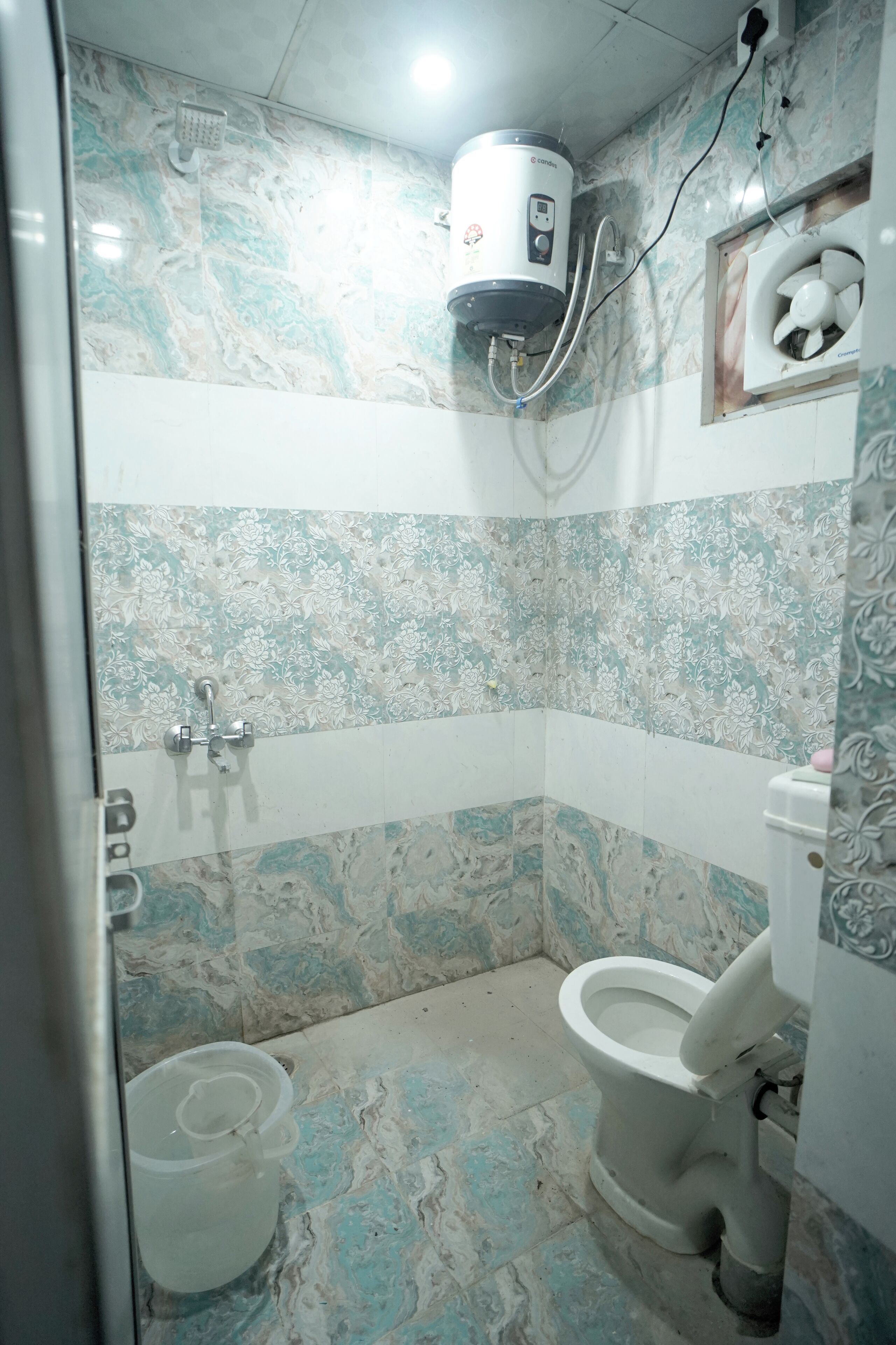 Douche, sèche-cheveux, bidet, serviettes fournies