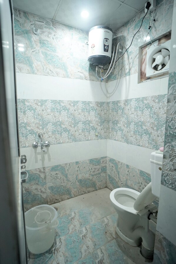 Douche, séchoir à cheveux, bidet, serviettes fournies