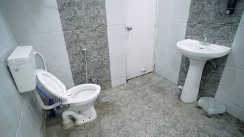 Chuveiro, secador de cabelo, bidê, toalhas de banho