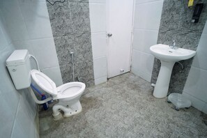 Douche, séchoir à cheveux, bidet, serviettes fournies